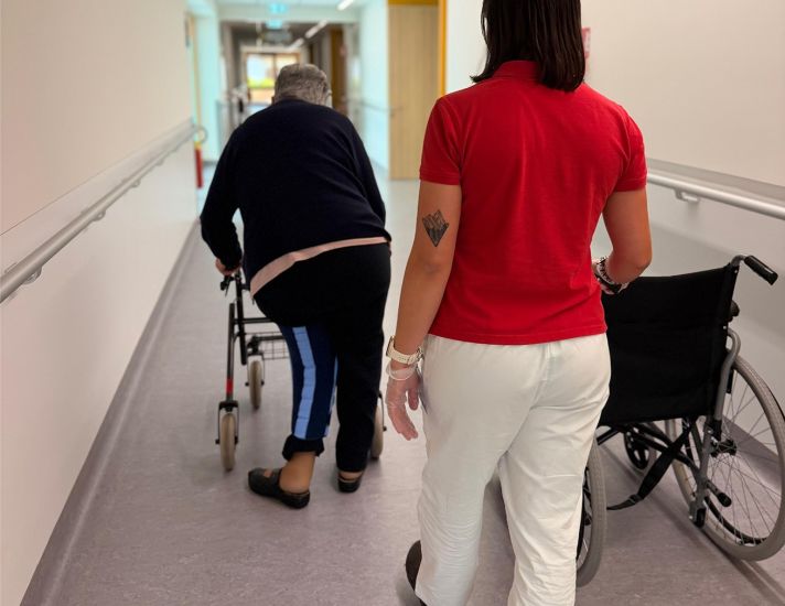 Come prevenire le cadute negli anziani